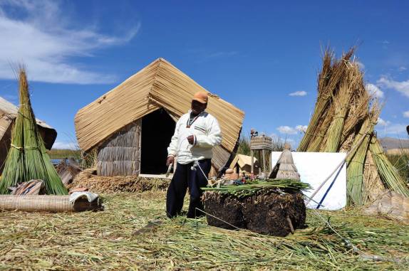 O 'presidente' da Ilha San Miguel, uma das mais de cem Islas Flotantes do lago Titicaca, nos ensina como se constroem as ilhas que flutuam(perto de Puno, no Peru)